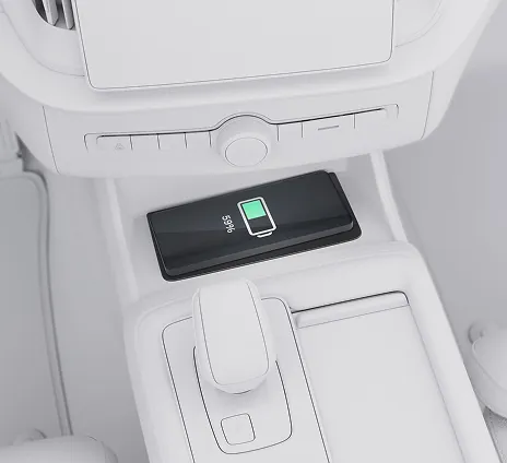 Detalhe do carregador sem fio e tomadas no interior do Volvo
